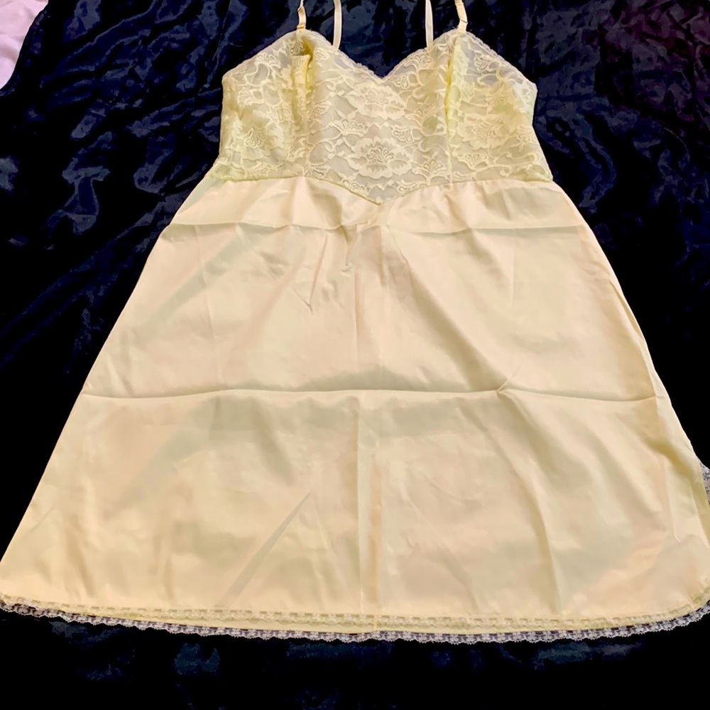 ⭐️Yellow lace nylon slip⭐️